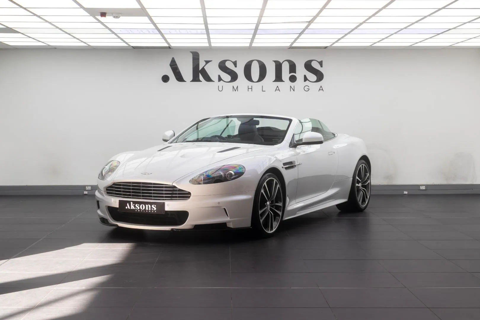 2011 Aston Martin DBS Volante, photo 1 of 16