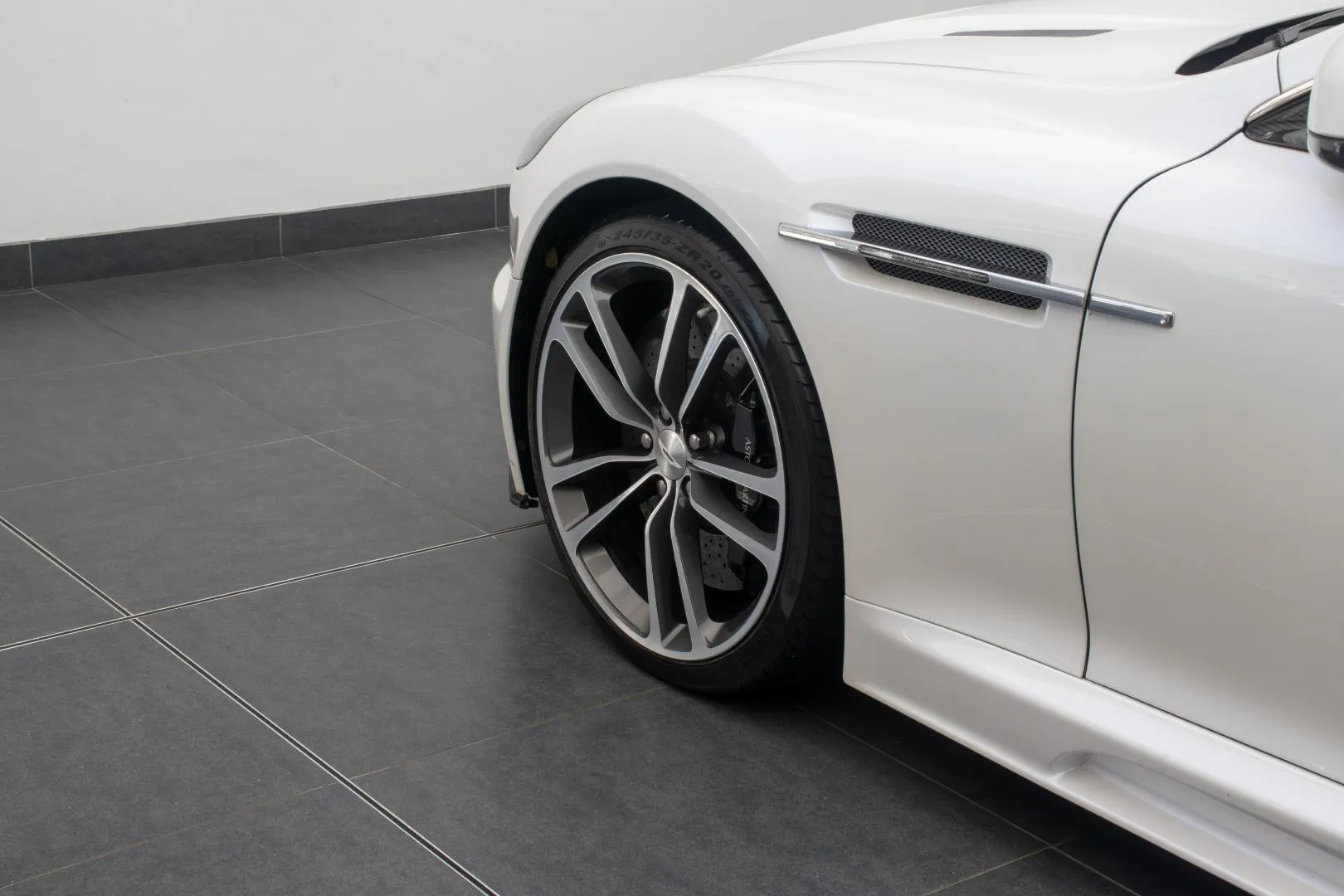 2011 Aston Martin DBS Volante, photo 14 of 16