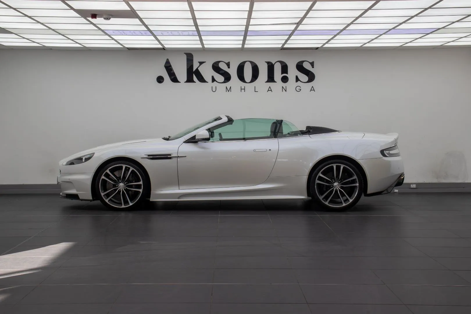 2011 Aston Martin DBS Volante, photo 2 of 16