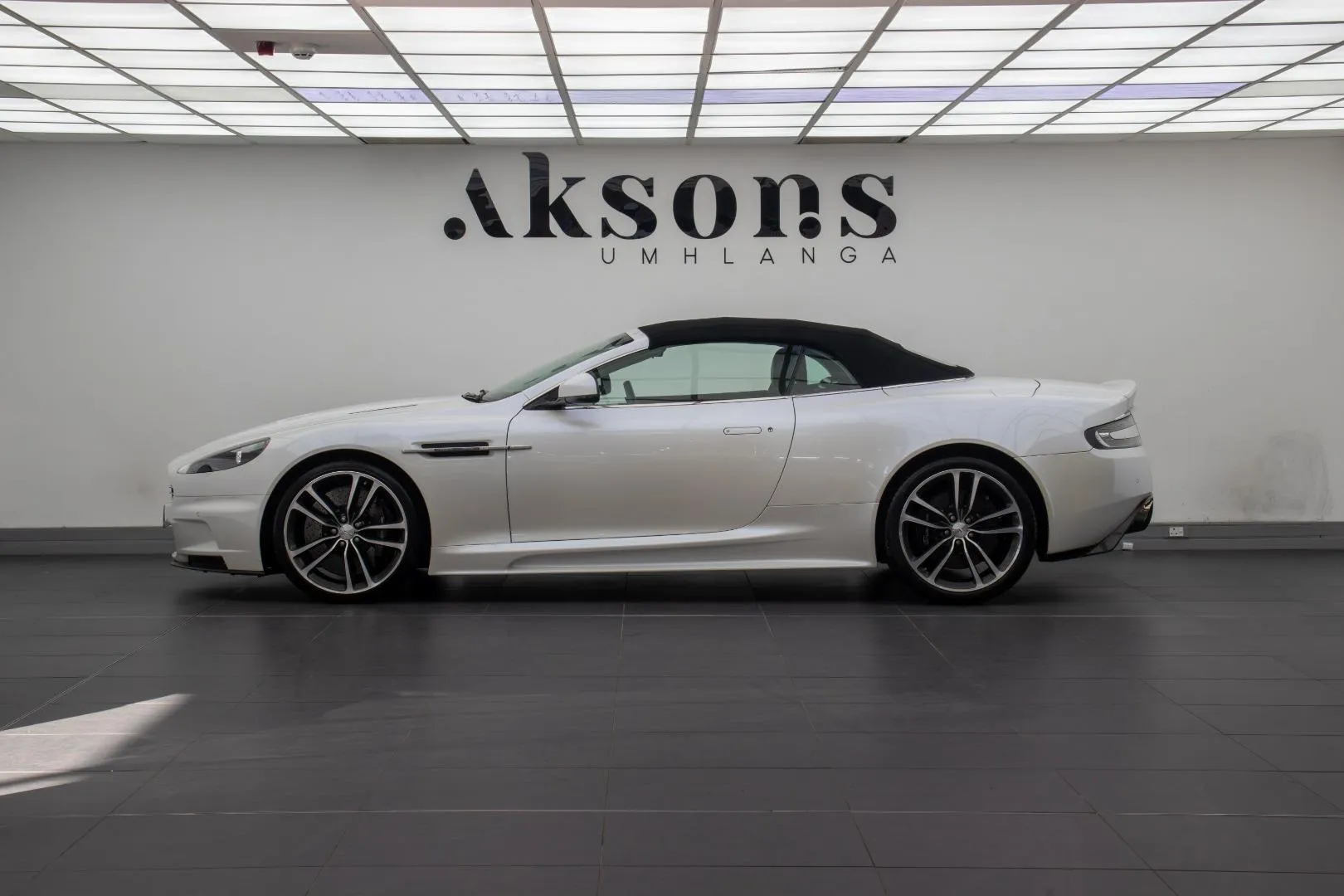2011 Aston Martin DBS Volante, photo 7 of 16