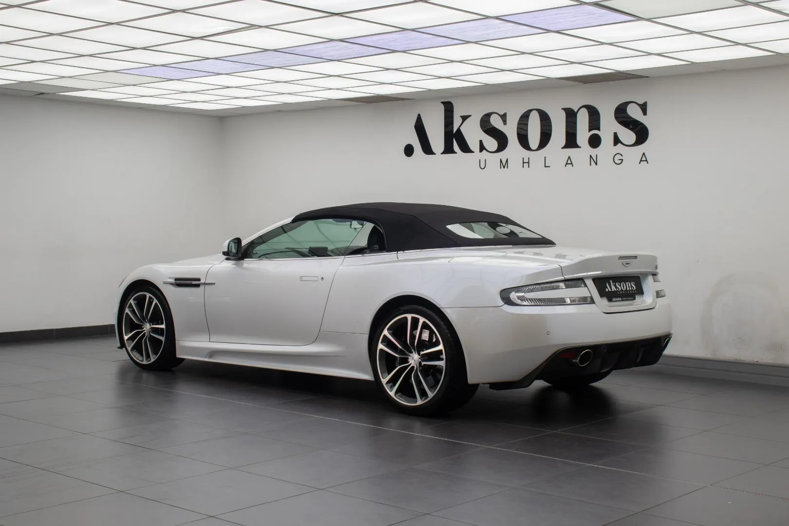 2011 Aston Martin DBS Volante, photo 8 of 16