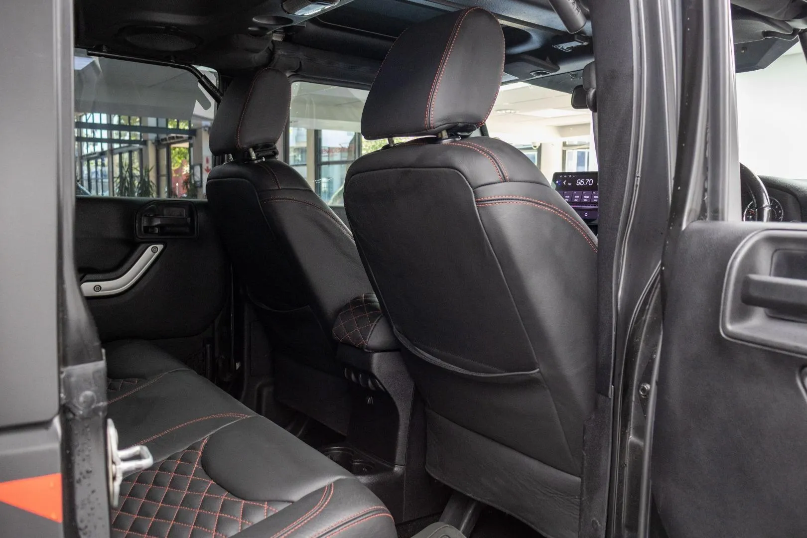 2016 Jeep Wrangler Unlimited 3.6L Sahara, photo 10 of 14