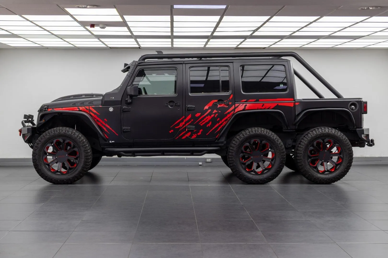2016 Jeep Wrangler Unlimited 3.6L Sahara, photo 2 of 14