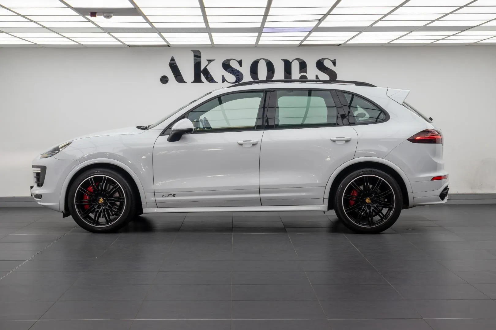 2016 Porsche Cayenne GTS, photo 2 of 13