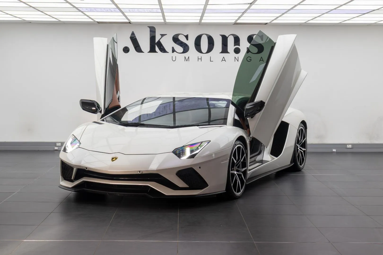 2017 Lamborghini Aventador S Coupe, photo 2 of 18