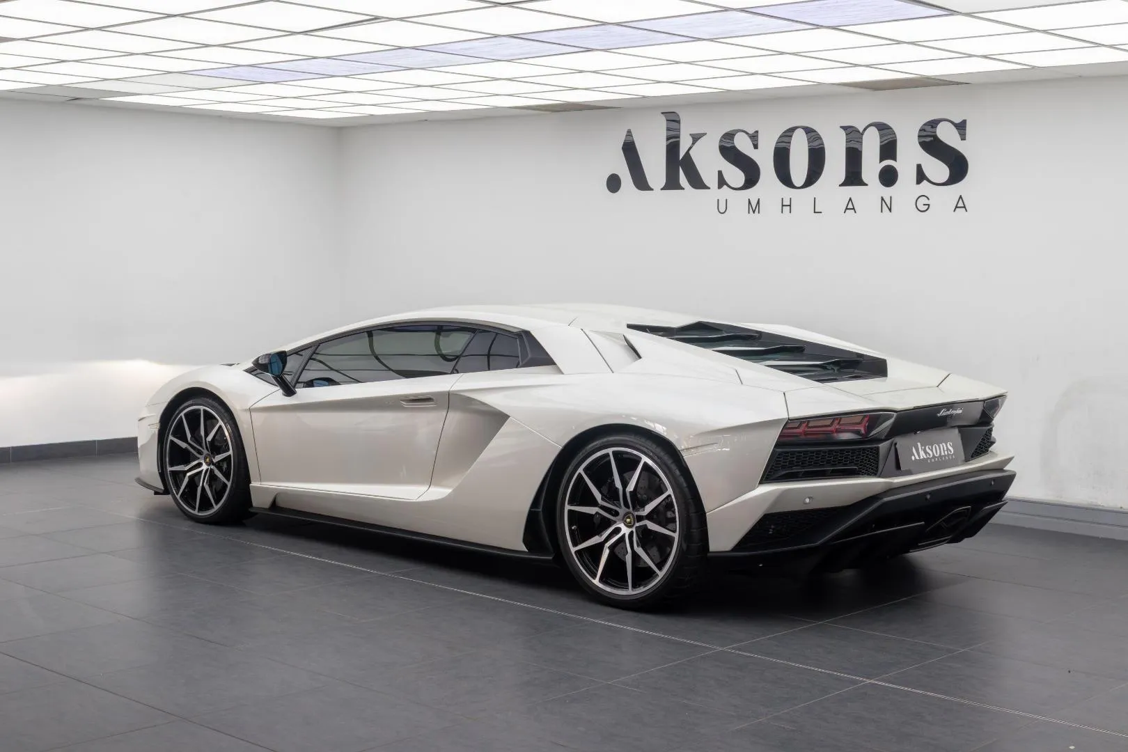 2017 Lamborghini Aventador S Coupe, photo 6 of 18
