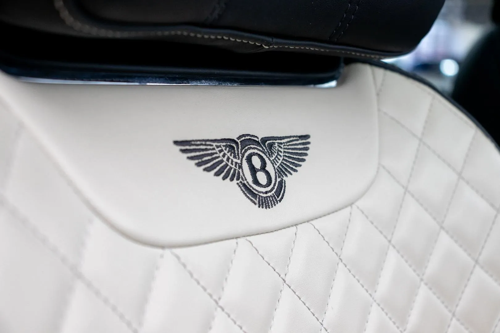 2018 Bentley Bentayga V8, photo 13 of 18