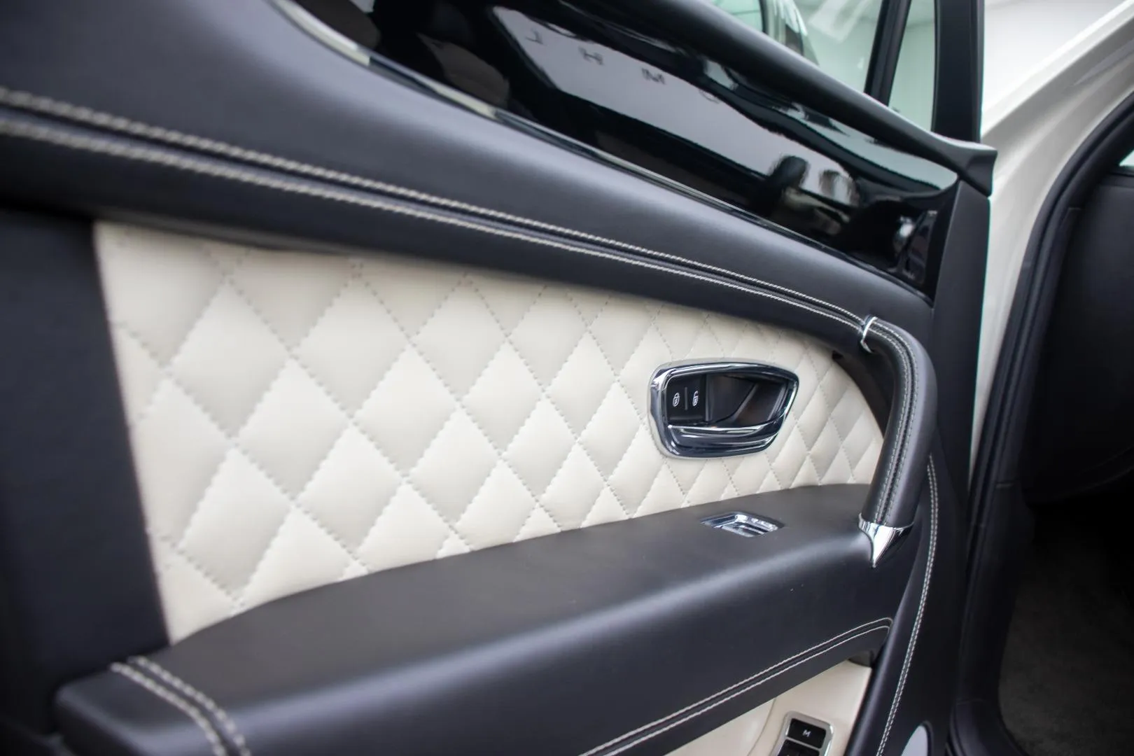 2018 Bentley Bentayga V8, photo 14 of 18