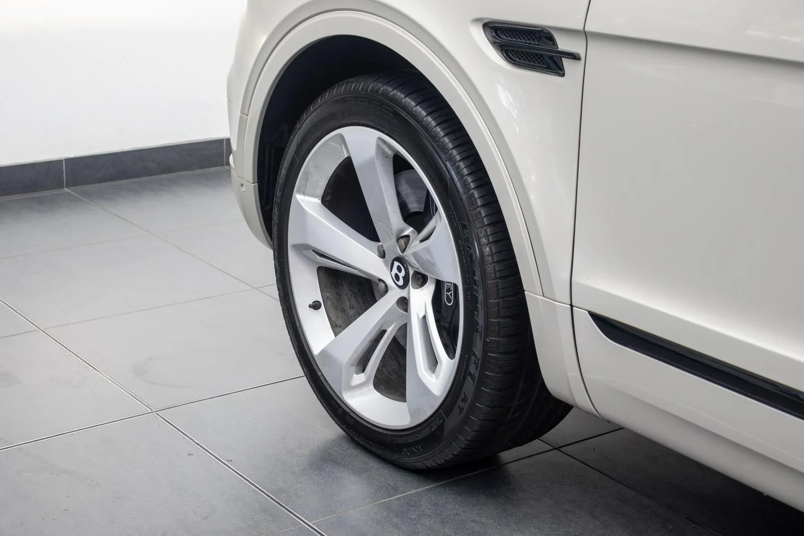 2018 Bentley Bentayga V8, photo 16 of 18