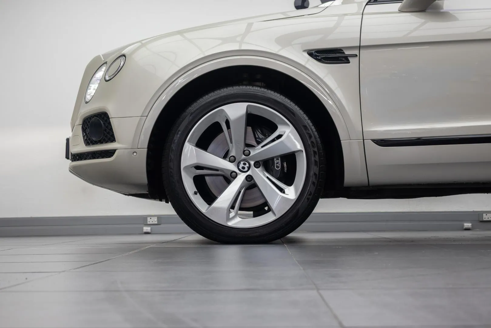 2018 Bentley Bentayga V8, photo 17 of 18