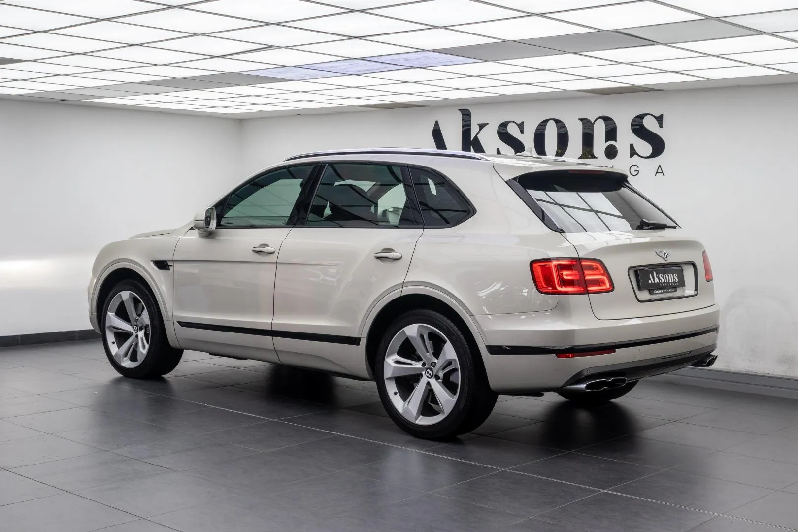 2018 Bentley Bentayga V8, photo 3 of 18