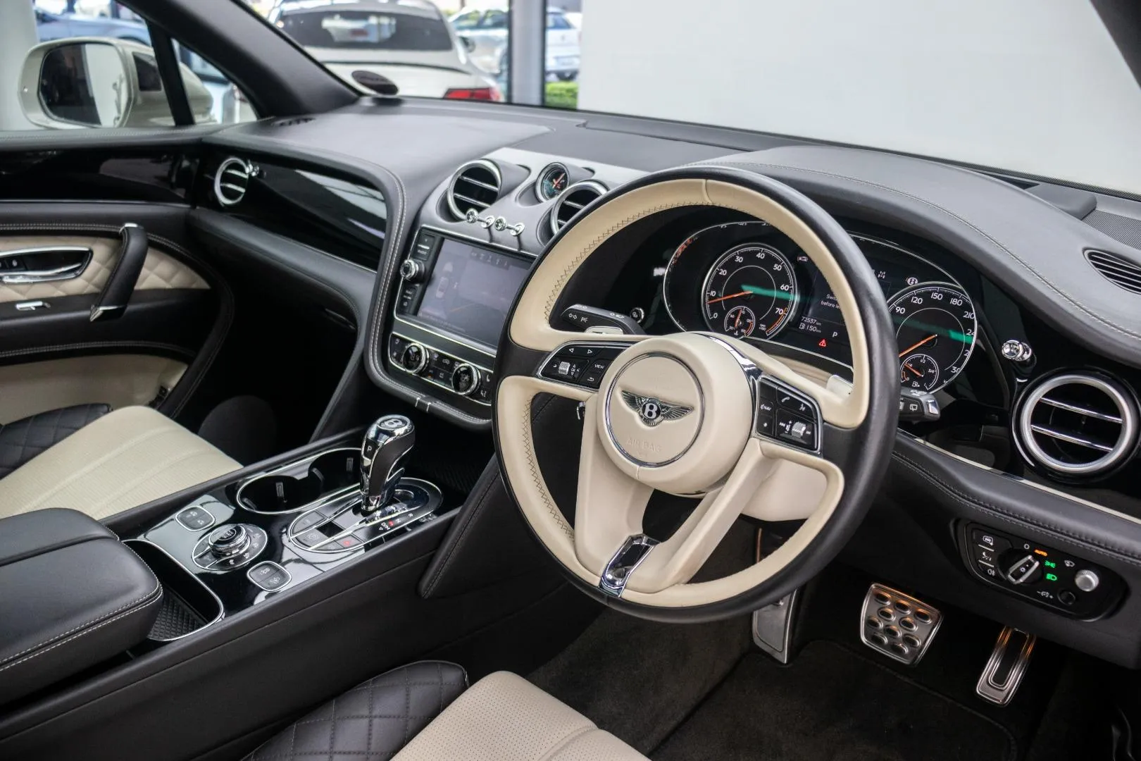 2018 Bentley Bentayga V8, photo 7 of 18