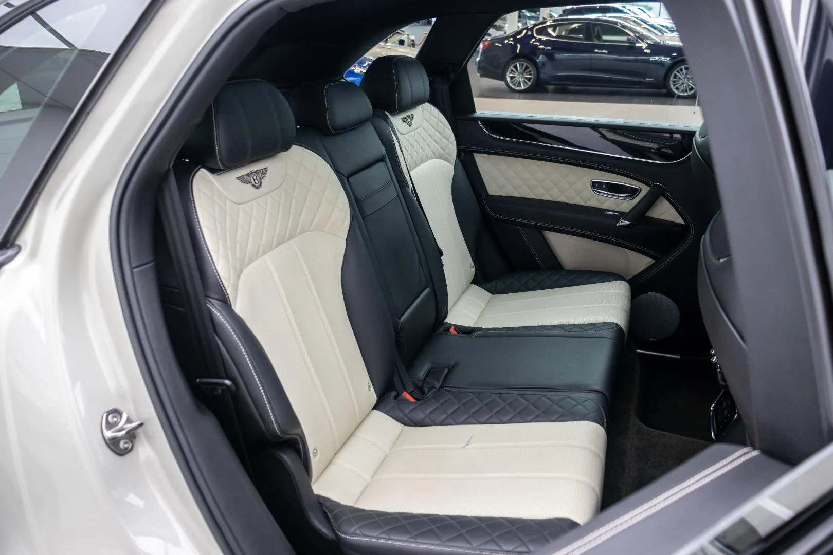 2018 Bentley Bentayga V8, photo 9 of 18