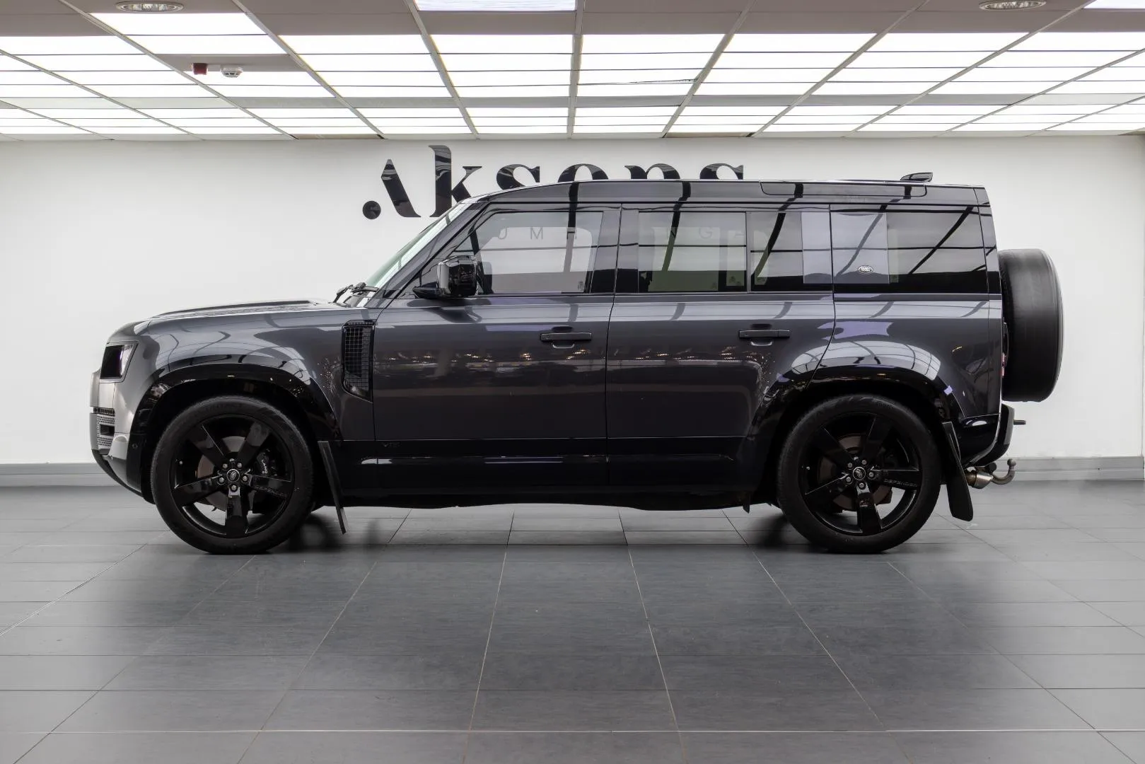 2022 Land Rover Defender 110 V8, photo 2 of 12